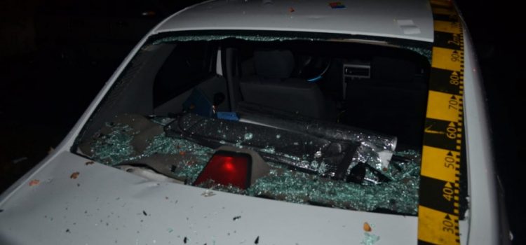 Șapte mașini au fost distruse pe o stradă din Arad, de un bărbat care a folosit pietre și gantere