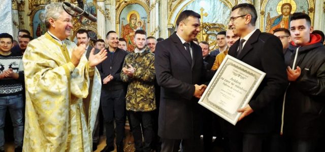 Păstrătorul tradiţiilor Vasile Rus a primit diploma „Arădeni cu care ne mândrim”