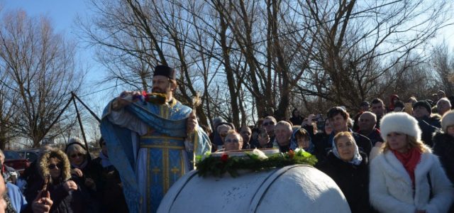 Sute de credincioși au participat la sfințirea apei, în ziua de Bobotează, la Mănăstirea Hodoș-Bodrog
