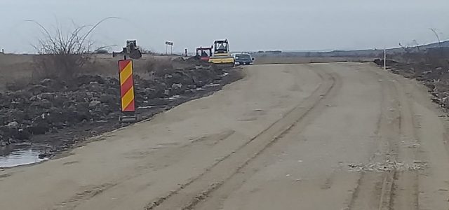 Vremea bună permite avansarea lucrărilor pe drumul județean Pâncota-Buteni