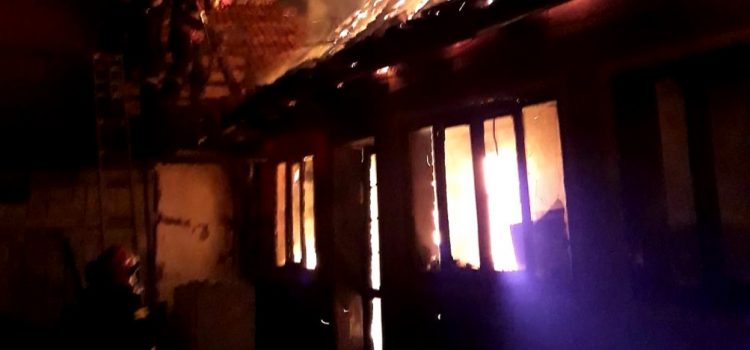 Incendiu la un imobil din Chisindia stins după trei ore