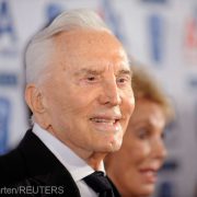 Actorul Kirk Douglas a încetat din viaţă la vârsta de 103 ani