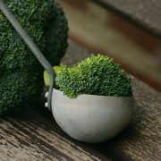 Vin rosu, ceai, brocoli, alimente care ne protejeaza de Alzheimer