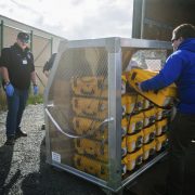 Din rezerva rezerva strategică, americanii primesc măști putrezite și ventilatoare stricate