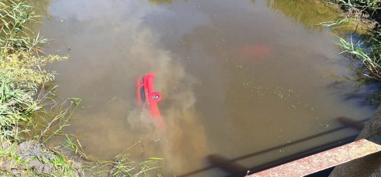 Mașină răsturnată în Canalul Morilor. ISU Arad intervine