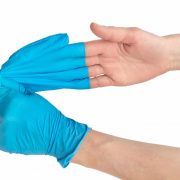 Cum se folosesc mănușile de unică folosință în pandemie? Află CUM este corect să le porți!