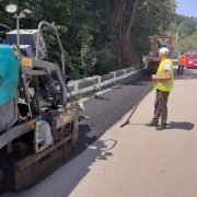 Primul strat de asfalt, aproape finalizat, pe Bârsa-Moneasa