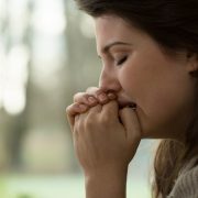 Cum să faci față anxietății în această perioadă? Descoperă 5 modalități rapide de a te calma!