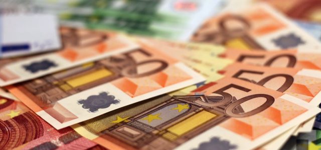 Euro crește față de dolar în cursul oficial