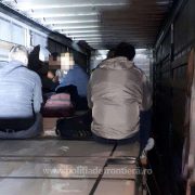 23 de refugiați au fost descoperiți într-un TIR, de polițiștii de frontieră de la Nădlac