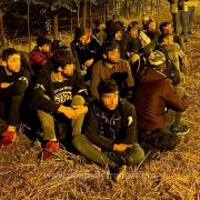 Douăzeci şi unu de cetăţeni străini, depistaţi pe jos la graniţa cu Ungaria