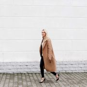 A venit vremea pentru palton! Iată la ce 5 ținute să îl porți