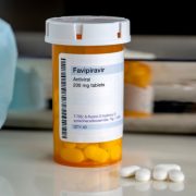 Favipiravir, medicamentul care tratează gripa și coronavirusul, ajunge în România