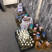 Jandarmii au confiscat peste 130 de litri de alcool într-o acțiune desfășurată în piețele din Arad