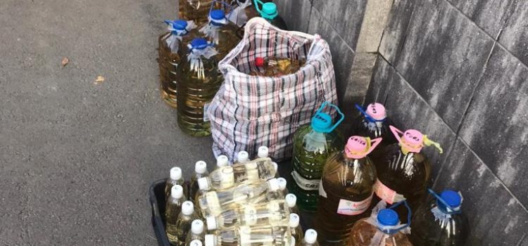 Jandarmii au confiscat peste 130 de litri de alcool într-o acțiune desfășurată în piețele din Arad