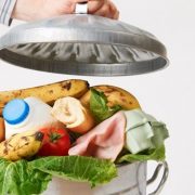 Fiecare român aruncă 129 de kilograme de mâncare pe an