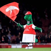 Gunnersaurus: Mesut Ozil se oferă să plătească salariul mascotei lui Arsenal