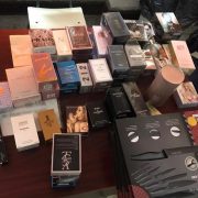 Trei timișoreni care încercau să vândă parfumuri contrafăcute, au fost prinși de jandarmi