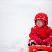 Nu știi cum să îți îmbraci copilul pe timp de iarnă. Află de ce trebuie să ții cont când îi alegi hainele!