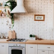 TOP 7 idei pentru amenajarea bucătăriei – Iată cum o poți decora fără a cheltui prea mulți bani!