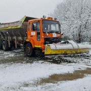 Situație meteo dificilă în județul Arad: drumuri județene afectate de ninsori abundente