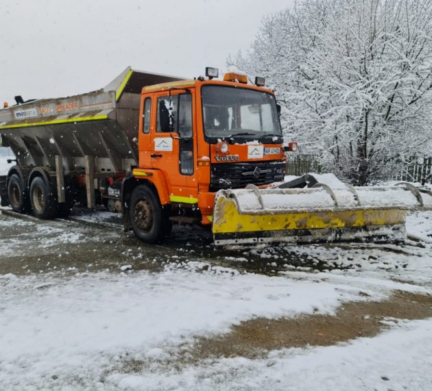Situație meteo dificilă în județul Arad: drumuri județene afectate de ninsori abundente