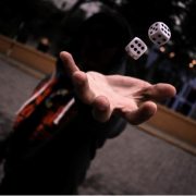 Noroc versus îndemânare – ce contează la jocurile de noroc online?