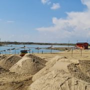 Stațiunea Ghioroc se deschide anul acesta cu nisip nou, leandri și un parc de distracții pentru copii