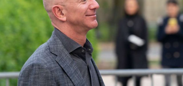 Jeff Bezos decolează spre spaţiu, cu cel mai vârstnic, dar şi cu cel mai tânăr astronaut