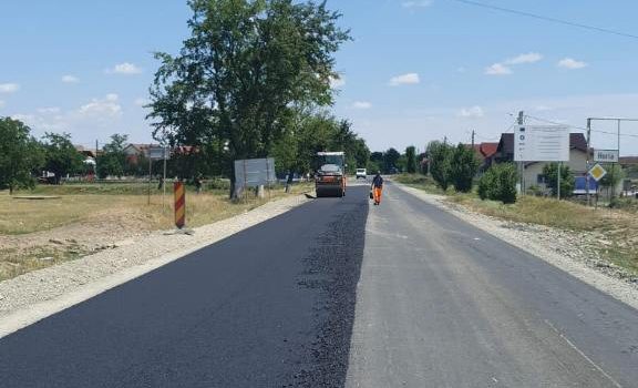 La solicitarea Consiliului Județean Arad, se reface asfaltul la intrarea în localitatea Horia
