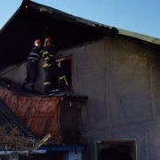 Opt persoane s-au autoevacuat dintr-o casă de vacanţă cuprinsă de flăcări de la Jurilovca