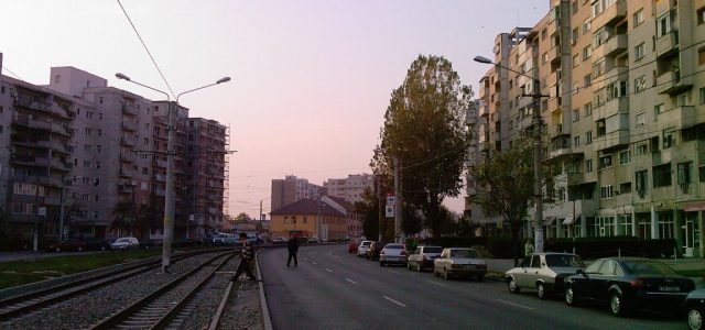 Programul de spălare a străzilor, cu detergenți, din municipiu continuă cu Calea Aurel Vlaicu