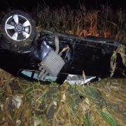 O mașină a fost descoperită răsturnată într-un lan de porumb, la Grăniceri