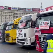 Trei organizaţii ale transportatorilor rutieri participă la un protest cu zeci de camioane în Piaţa Victoriei