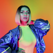 BOMBĂ pe piața muzicală: Frumoasa Ronna Riva lansează super piesa „Stories”