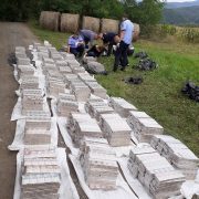 Sute de mii de țigări de contrabandă descoperite la Hălmagiu