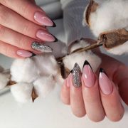 Decoruri multiple pentru unghii deosebit de frumoase!