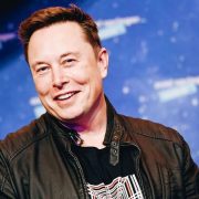 Utilizatorii Twitter cred că Musk ar trebui să vândă 10% din participaţia deţinută la Tesla