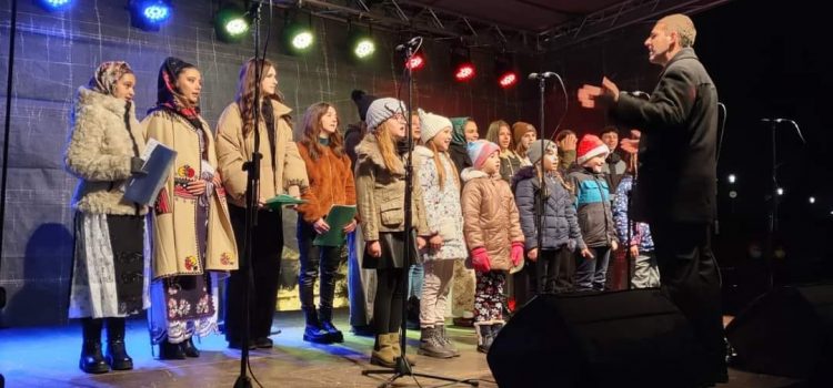 Corul de la Pecica a cântat la Târgul de Crăciun din Arad