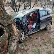 O tânără a pierdut controlul mașinii, intrând într-un copac din Nădlac