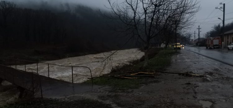 Încep primele probleme după ploile masive din ultimele zile, la Sebiș!