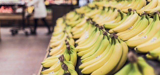 Alertă ANSVSA: Banane cu pesticide vândute de Kaufland, înghețată Twix și Bounty cu substanță cancerigenă