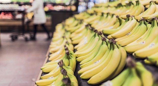 Alertă ANSVSA: Banane cu pesticide vândute de Kaufland, înghețată Twix și Bounty cu substanță cancerigenă