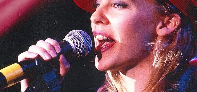 Cântăreața Kylie Minogue își lansează în sfârșit rosé-ul din 2021 la Château Sainte Roseline, în Provence