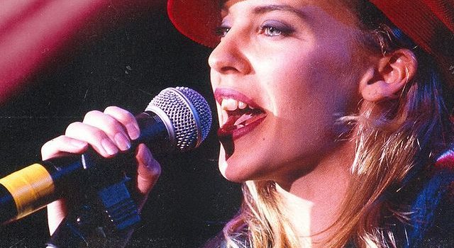 Cântăreața Kylie Minogue își lansează în sfârșit rosé-ul din 2021 la Château Sainte Roseline, în Provence