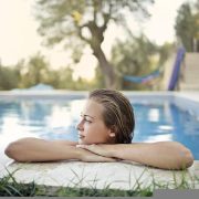 În Germania, un oraș permite acum femeilor să facă baie topless în piscinele municipale