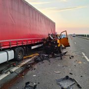 Accident pe A1 între un microbuz și un TIR