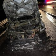 O mașină a ars în totalitate pe A1 din cauza unui scurtcircuit