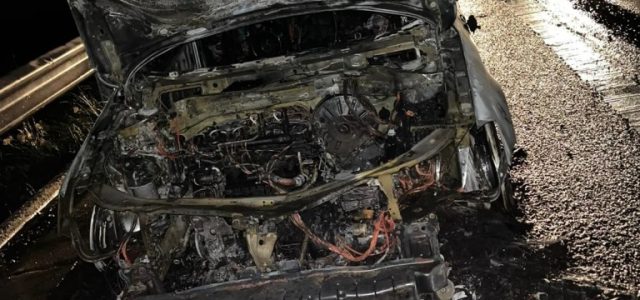 O mașină a ars în totalitate pe A1 din cauza unui scurtcircuit