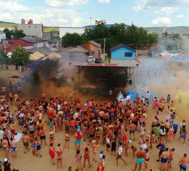 Peste 10.000 de turişti au participat la deschiderea oficială a sezonului la Plaja Ghioroc